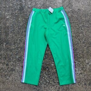 Fabletics green tricot-pant short athletic
-size large, short, green striped